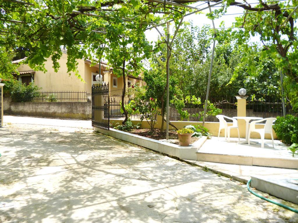 Giannis Apartment Agios Georgios Pagon Exterior foto